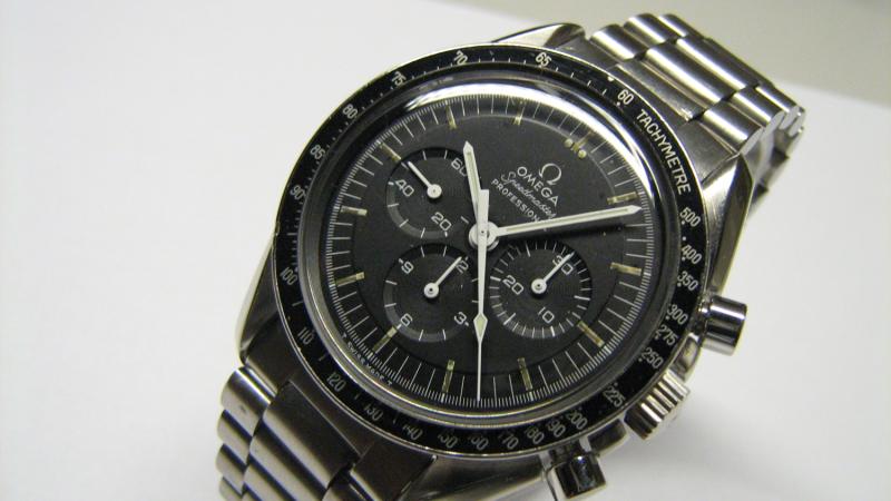 Schon auf dem Mond hat sich die Omega Speedmaster Professional bewährt. Neil Armstrong trug die Astronautenuhr 1969. Ein solches Exemplar ist auf den Kunst- und Antiquitäten-Tagen in Münster erhältlich.