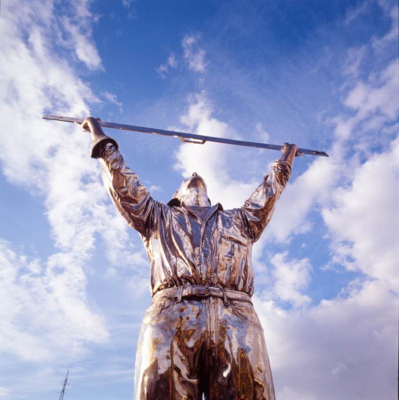 De Man die de Wolken meet / Der Wolkenvermesser (828 KB) Jan Fabre 1998 Bronze © Angelos