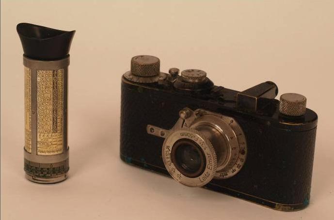 ID: 2359 Leica-Kamera von - bis: 2011-12-03 20:04:00-2011-12-03 20:05:59 Kategorie: Alte Technik Leica I (Modell A), Verschlusszeiten 1/25, 1/30, 1/40, 1/60, 1/100, 1/200, 1/500 und Z, Hersteller Ernst Leitz Wetzlar, Seriennr.52009 von 1930, Objektiv Leitz ELMAR 1:3,5/50 mm mit schwarzer Objektivkappe, 1 Leica-Ledertasche, dazu Leica.Meter; die Kame... Schätzung: 450.00 (EUR) Limit: 350.00 (EUR)