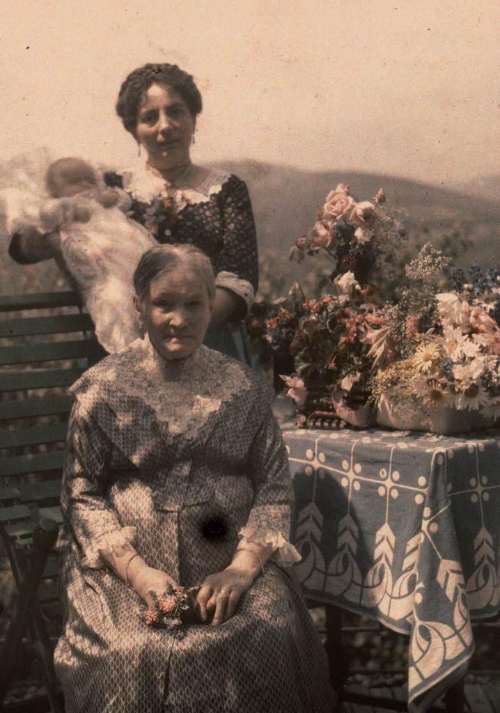 Autochrome, Graz, Terrasse am Rosenberg  Familie Bauer, „Mamas Geburtstag“ Foto: Viktor Bauer, 28. Juli 1913