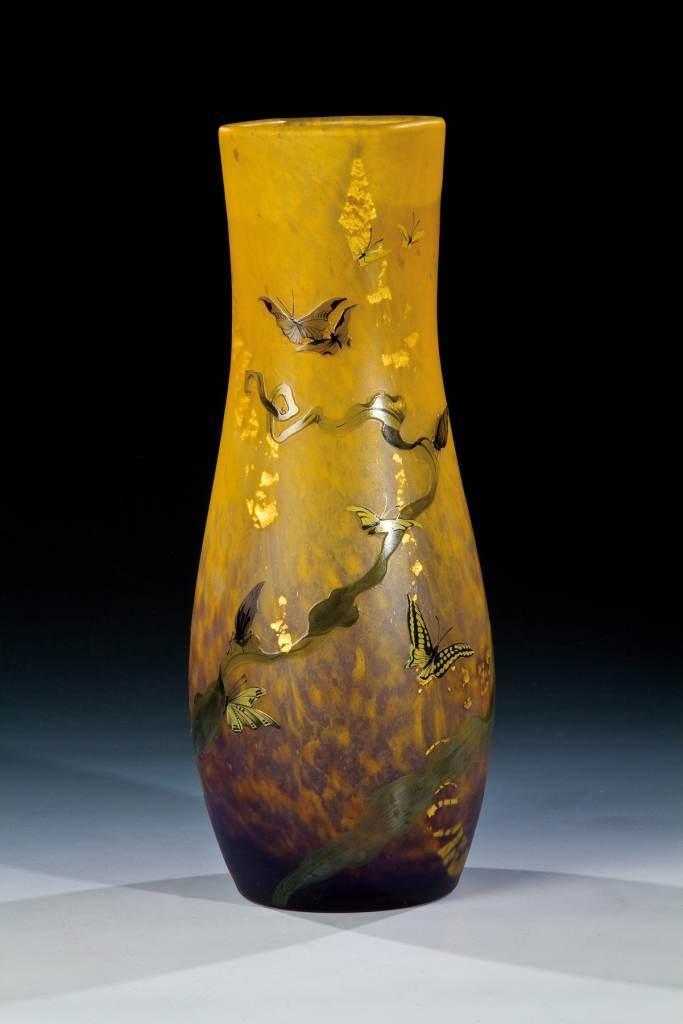 Schalenobjekt, Frantisek Vizner, in Diamantriß bez.: VIZNER. D. 28,7 cm. (5560-1) Seltene Vase mit Schmetterlingen, Muller Frères, Lunéville, 1920er Jahre, H. 37 cm (6984-2)