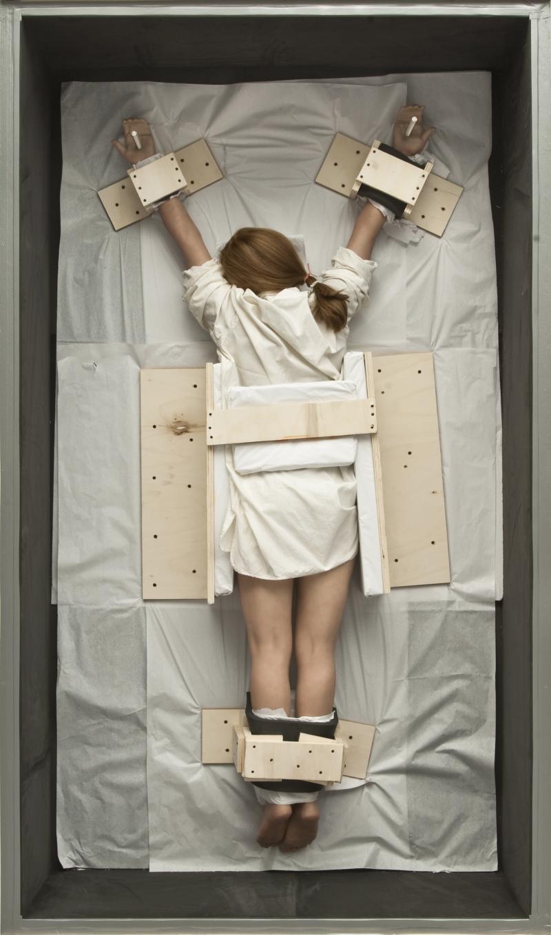 Maurizio Cattelan Ohne Titel, 2007 Harz, Kleidung, menschliches Haar, Seidenpapier, Holz, Schrauben und Holzbefestigungen, 235 x 137 x 47 cm Privatsammlung © Maurizio Cattelan