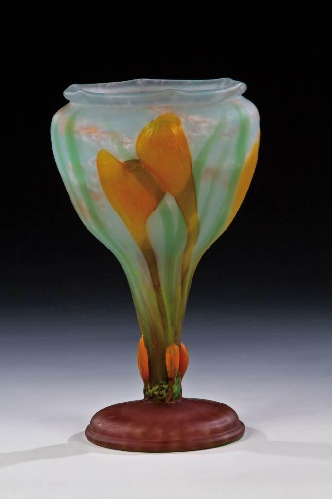 Lot 923: Seltene Vase mit Krokus, Verreries Schneider, um 1918-22, Erlös 28.000* Euro