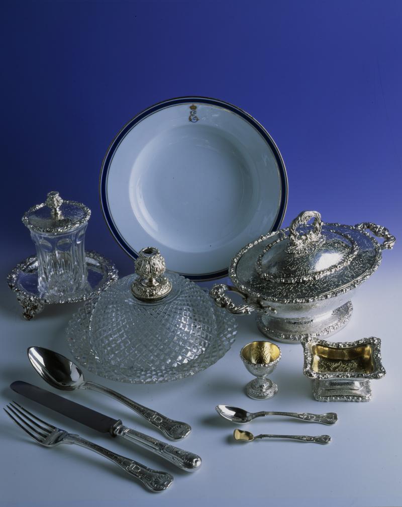 Reisetafelservice (Solitär) von Kaiserin Elisabeth; Sauciere, Silberteller, Kasserolle mit Deckel, Silber, Wien, Stephan Mayerhofer, 1832 © Bundesmobilienverwaltung / Hofburg Wien / Silberkammer / Sanjiro Minamikawa