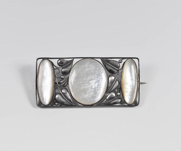 Josef Hoffmann  € 9.000 - 15.000, Josef Hoffmann (Pirnitz 1870 - 1956 Wien) Brosche Wiener Werkstätte, 1912 Silber, Perlmutt; seitlich gemarkt WW und Silberfeingehaltspunze Dianakopf; 5 x 2,4 cm