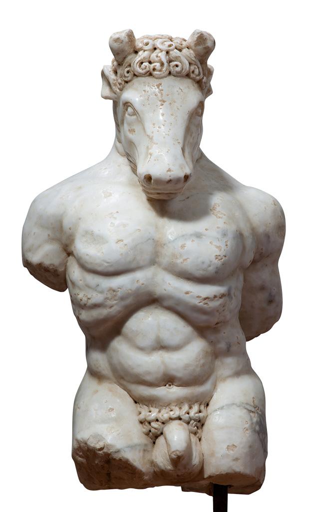 3192 Marmorskulptur eines Minotaurus. Muskulöser Männertorso mit Stierkopf nach griechischer bzw. römischer Vorlage. H 79 cm Limit 3.500 € Ergebnis 14.700 €*