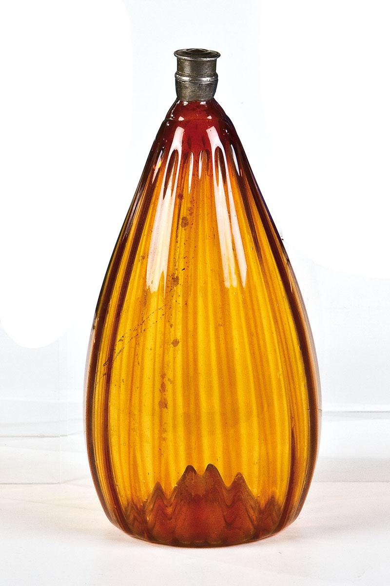 Lot 47: Schnapsflasche mit Zinnschraubverschluss, Alpenländisch, 18. Jh., H. 23cm, Erlös 5.000* €