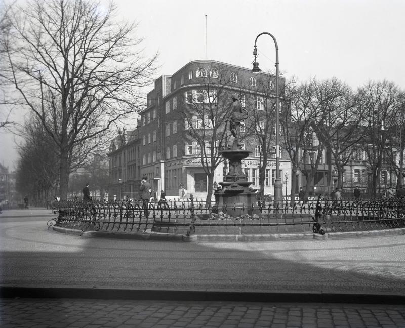 Emil Puls, Bürgermeister-Behn-Brunnen mit der Geschäftstelle des ASBV im Hintergrund, 1930, Foto Altonaer Museum