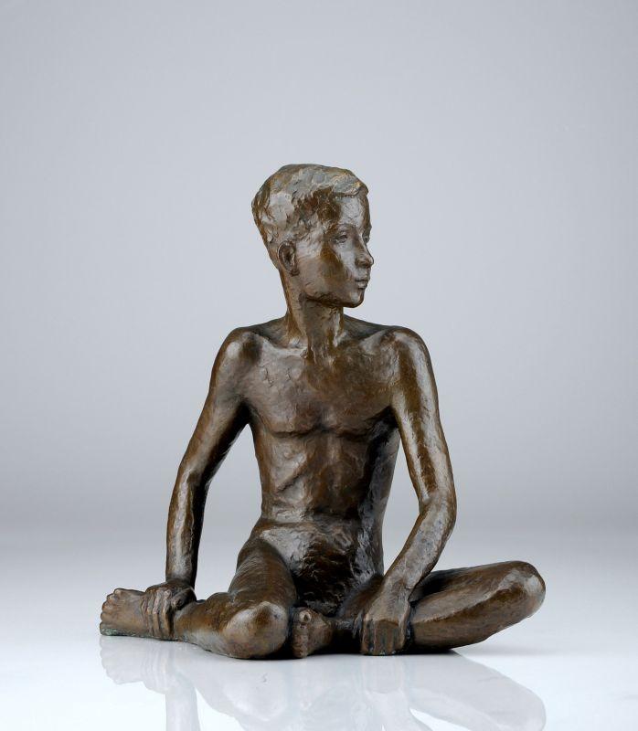 741  Dorothea von Philipsborn, Sitzender Knabe. 1950er Jahre.  Bronze, gegossen, braun patiniert. Guß aus zwei Teilen. An der Unterseite monogrammiert "D.v.P.".  H. 28 cm. 			2600 €