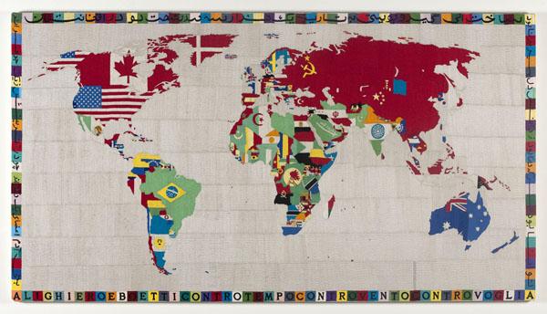 Alighiero Boetti, Mappa, 1988, Stickerei auf Stoff auf Keilrahmen, Foto: Wilfried Petzi, München