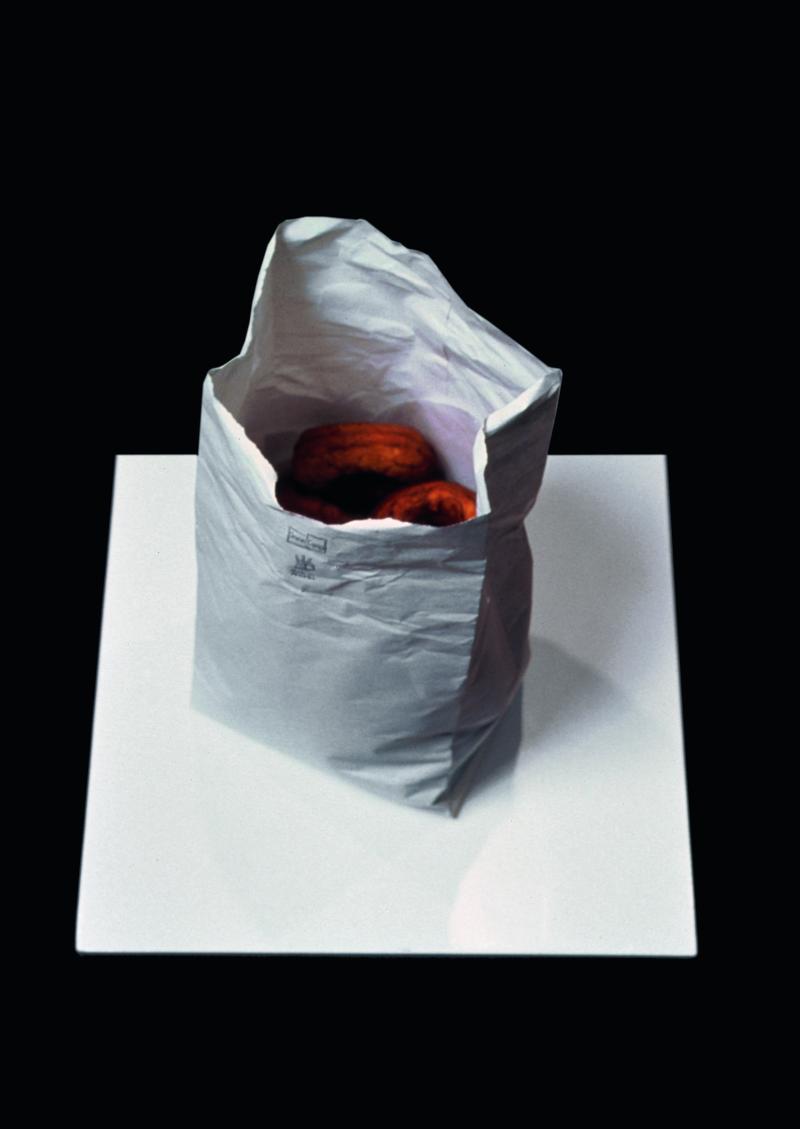 Robert Gober (* 1954) Bag of Donuts, 1989 Säurefreies handgechnittenes Papier, Graphit, Teig, Kunstharz / Acid free hand cut paper, graphite, dough, synthetic resin 28 x 16.5 x 15.2 cm Privatsammlung / Private Collection Foto / Photo credit: Geoffrey Clements