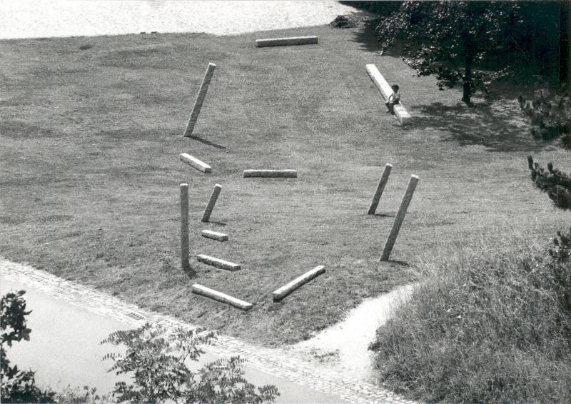 Kopf, 1984 Anamorphotische Installation im Merian Park, Brüglingen/Basel, anlässlich der Ausstellung „Skulptur im 20. Jahrhundert“, 1984 Laufener Kalkstein, 13 Elemente in verschiedener Grösse Foto Pablo Stähli © Pro Litteris