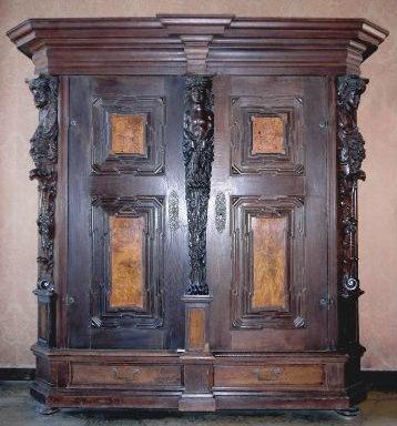 Barockschrank aus Wittelsbacher Besitz um 1700/1715, derzeit im Friedrichsbau des Heidelberger Schlosses