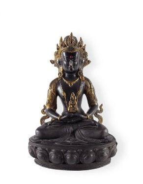 Sitzender Buddha Sitzender Buddha auf Lotossockel. Dhyana Asana. Mudra mit Lebenswasserflasche. Kopfbekrönung. Gezopftes Ushnisha. Gelbguss. Nepal. H 38,5 cm Limitpreis: 	350 €