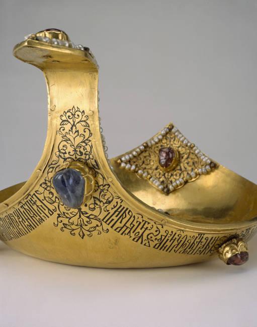 Kowsch (Trinkkelle), Werkstätten des Kreml, Moskau, um 1618, Gold, Rubine, Saphire, Smaragde, Perlen, Niello, L. 30 cm, H. mit Griff 13,0 cm, Museen des Moskauer Kreml, Inv.-Nr. MR-4125