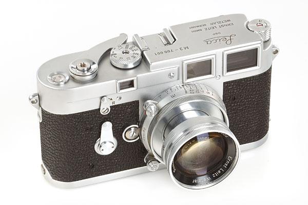 Leica M3 Chrom Doppelaufzug Nr. 700001 (1953) Dies ist die erste Leica M3 aus der Serienproduktion mit Prototype Doppelhebel-Summicron 2/5cm Nr.922006. Die Firma Leitz reservierte 1953 für die neue M3 die Seriennummern ab 700000, tatsächlich wurde die Nummer 700000 erst 2 Jahre später in neuer technischer Ausführung als Präsentationskamera für   Startpreis: 80.000 EUR Schätzpreis: 160.000-200.000 EUR Verkauft: 900.000 Euro