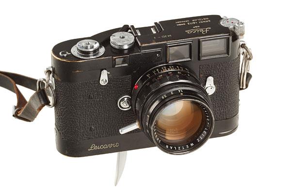 Leica M3D Schwarz Lack Nr. M3D-2 (1955) Berühmter Vorläufer aller Leica MP Kameras, speziell hergestellt 2 Jahre vor Markteinführung der MP für den bekannten Life Fotografen David Douglas Duncan. Nur 4 Kameras (M3D-1 bis 4) wurden produziert und viele Jahre von Duncan verwendet.   Startpreis: 150.000 EUR Schätzpreis: 250.000-350.000 EUR Verkauft: 3 Stk 858.000 Euro