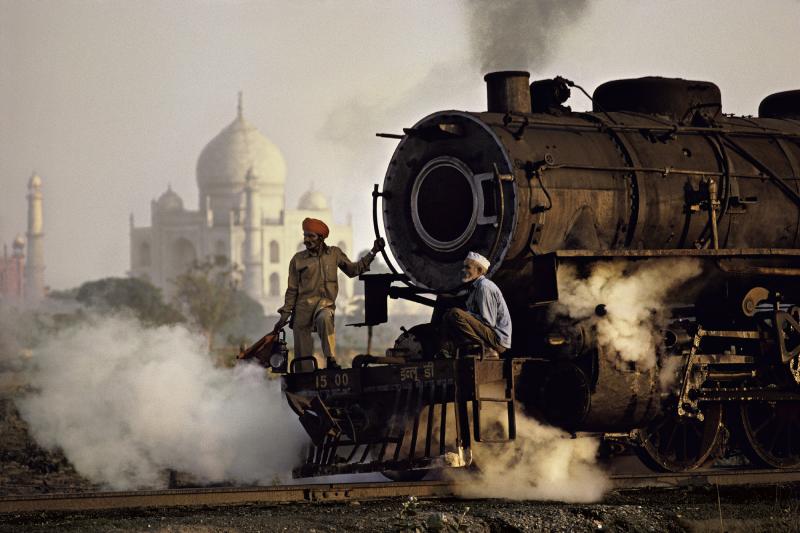 Taj und Zug. Agra, Uttar Pradesh, Indien. 1983. © Steve McCurry / Magnum Photos