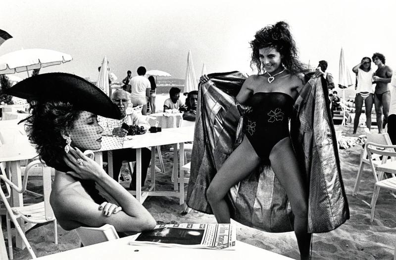 Newton, Helmut "Cannes Film Festival". 1981. Gelatinesilberabzug. 24,9 x 37,9cm Ergebnis: € 10.000