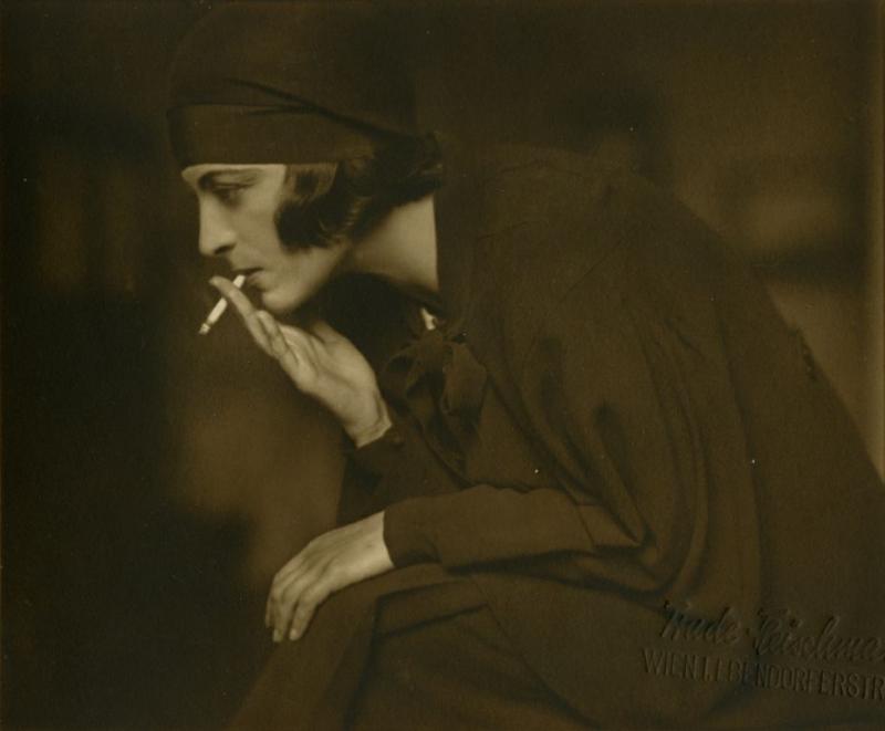 Trude Fleischmann Dame mit Zigarette, um 1930 Lady with cigarette, c. 1930 Vintage silver print Courtesy Galerie Kicken, Berlin