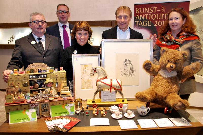 Wer bekommt den Zuschlag? Einige der 29 Exponate rund ums Kind präsentieren Petra Woldt (r.) und Paul Claahsen (l.), Udo Fastermann vom Juwelier Oeding-Erdel (2.v.l.) sowie Andrea Sürder und Thomas Arabin vom Messe und Congress Centrum Halle Münsterland.