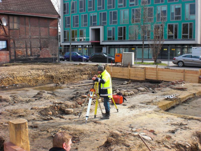 Foto: Grabungsfläche und Funde der Ausgrabungen an der Harburger Schloßstraße