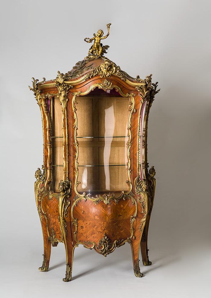 Napoleon III.- Vitrinenschrank sofort ins Auge (Taxe 1.400 €)