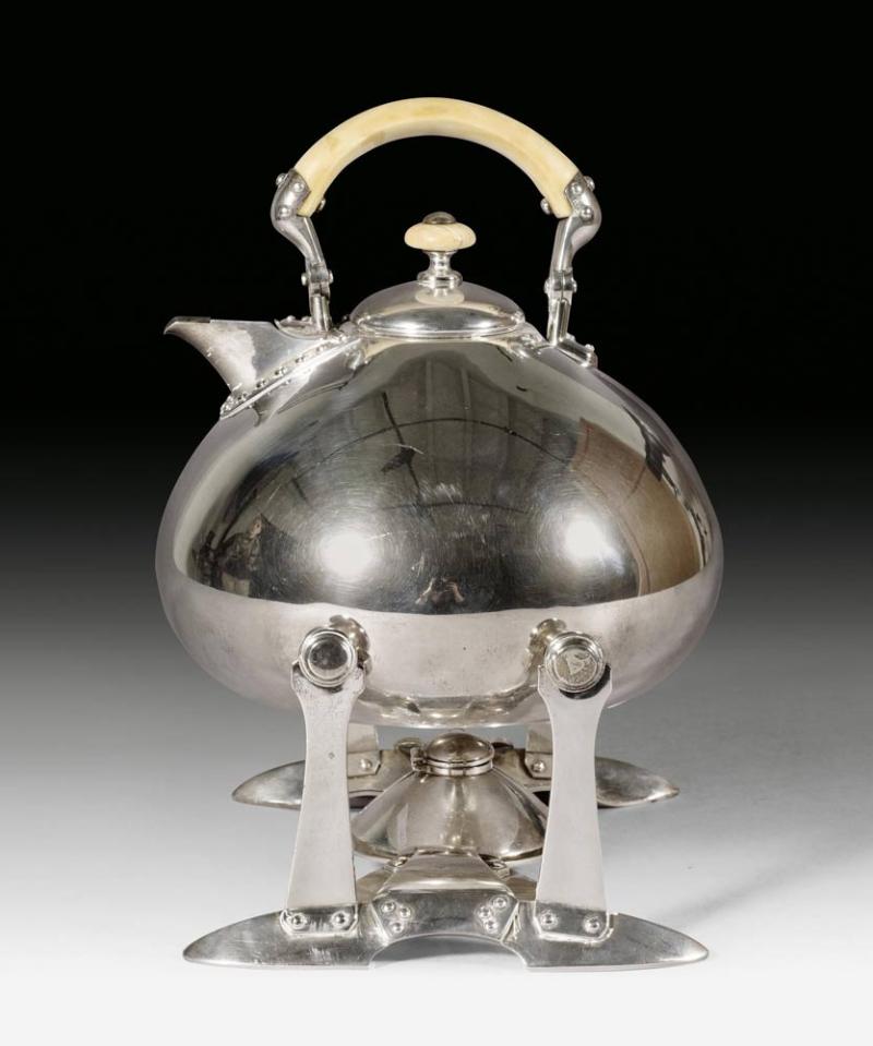 A164 / 1866 TEEKANNE MIT RECHAUD, mit Meistermarke Fabergé, Beschaumeister Ivan Lebedkin, gemarkt Moskau 1899-1908.  CHF 10 000 / 18 000