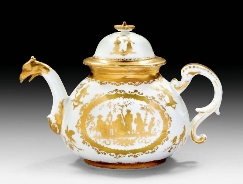 A164 / 1784 TEEKANNE MIT GOLDCHINESEN, die Bemalung aus der Werkstatt von Bartholomäus Seuter, Meissen, um 1725.  CHF 10 000 / 12 000