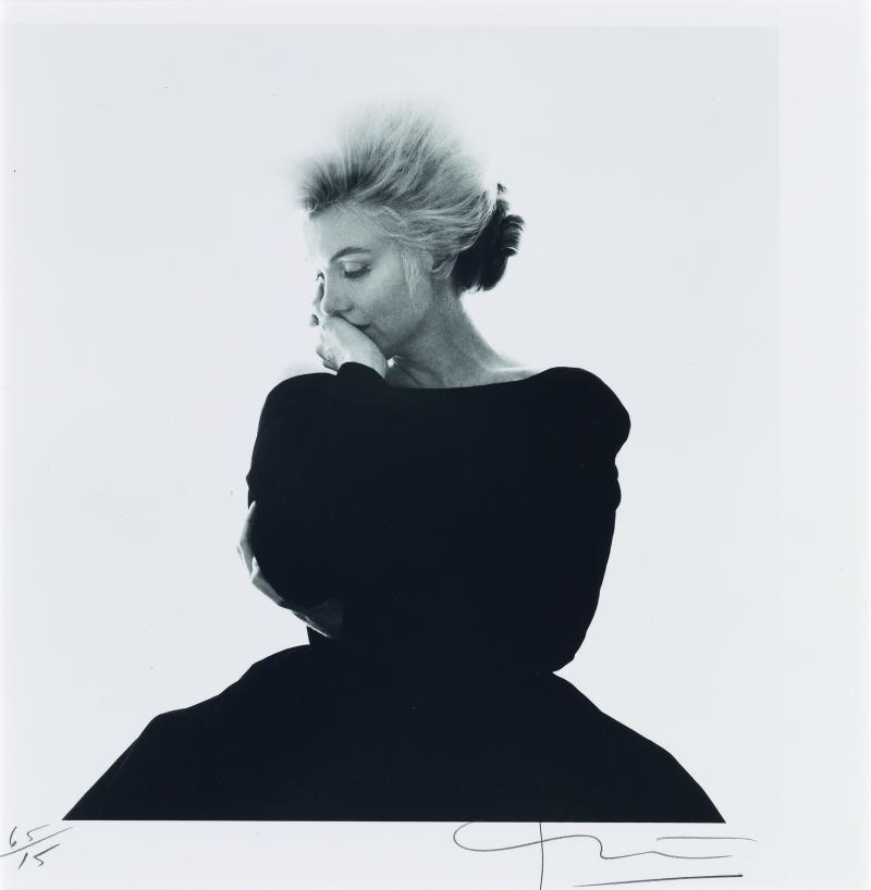 138-048089/0001 Foto anbei  Bert Stern * (Brooklyn 1929 geb.) Marilyn Monroe im schwarzen Abendkleid, aus: "The Last Sitting" für Vogue, Gelatinesilber, matt, Abzug 2000, mit Bleistift signiert, nummeriert 65/15 (fälschlich, sollte 150 sein), auf der Rückseite Fotografencopyrightstempel, 20,3 x 20,3 (29 x 25,2) cm, in grauer Leinenmappe, Edition Schirmer/Mosel, (EK)     900 – 1.100