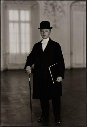 AUGUST SANDER (1876–1964) ‘Der Pianist’ (Max van de Sandt), Köln 1928 Silbergelatine-Abzug, geprintet 1990 von Gerd Sander 59 x 40,2 cm Links unten Blindstempel “Aug. Sander Köln Lindenthal” , auf der Rückseite von Gerd Sander mit Bleistift signiert und datiert und “August Sander Menschen des 20. Jahrhunderts [..]” Stempel mit handschriftlichen Anmerkungen, Editionsnummer 2/7. LITERATUR: Gunther Sander (ed.), August Sander, Menschen des 2 Startpreis: 6.000 EUR Schätzpreis: 12.000 - 15.000 EUR