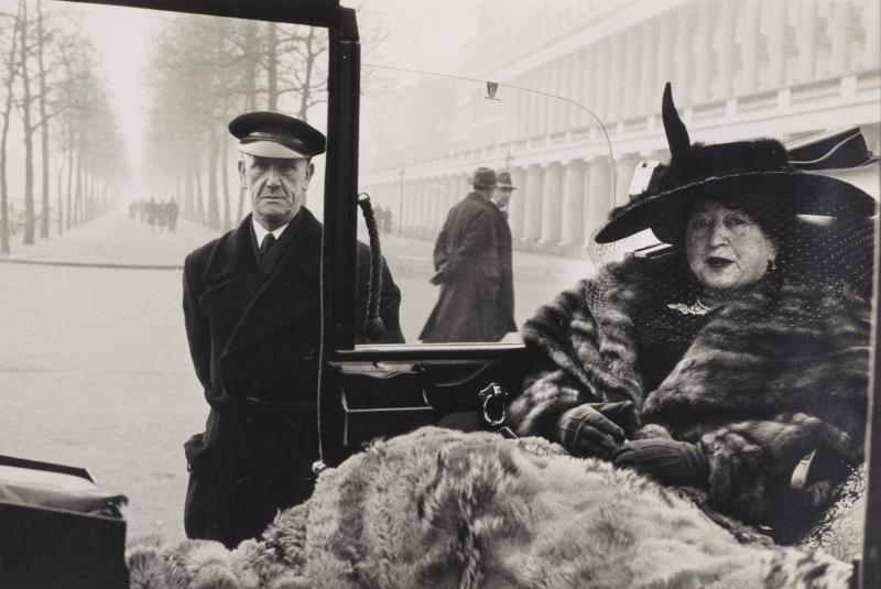 Inge Morath Die Verlegerin Eveleigh Nash mit ihrem Chauffeur Buckingham Palace Mall, London, 1953 © Fotosammlung WestLicht, Wien