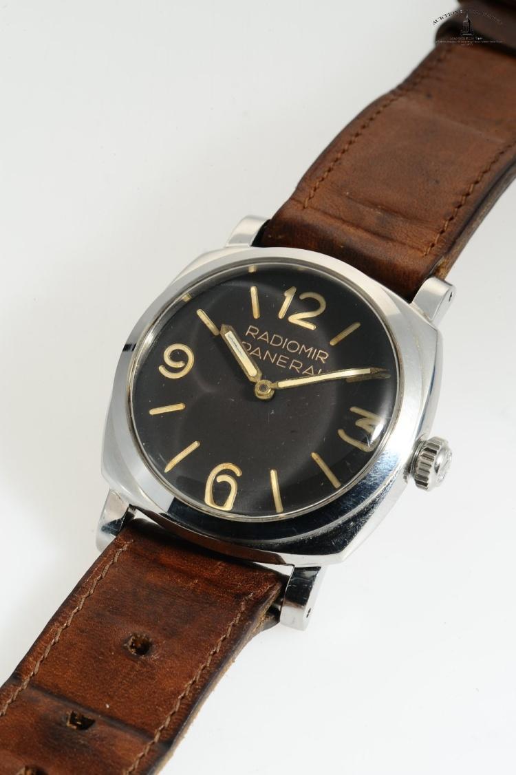 Officine Panerai Brevetee "Radiomir", Rolex SA-Genève, Suisse, 31 Victoires, Haute Precision, Geh. Nr. 958697, Ref. 6152, Rolex Cal. 618 / Typ 2, 47 x 47 mm, circa 1953  Bedeutende Marine Taucheruhr mit zeitgenössischem Lederarmband, originaler Werkschutzkappe und der Gravur "S.M.Z. M.M. 170" - diese Uhr ist die seltenste Panerai Referenz, die jemals produziert wurde, bis heute sind nur 10 Uhren dieses Typs nachgewiesen.  Katalog Nr. 4 Schätzpreis 50.000 - 150.000 €