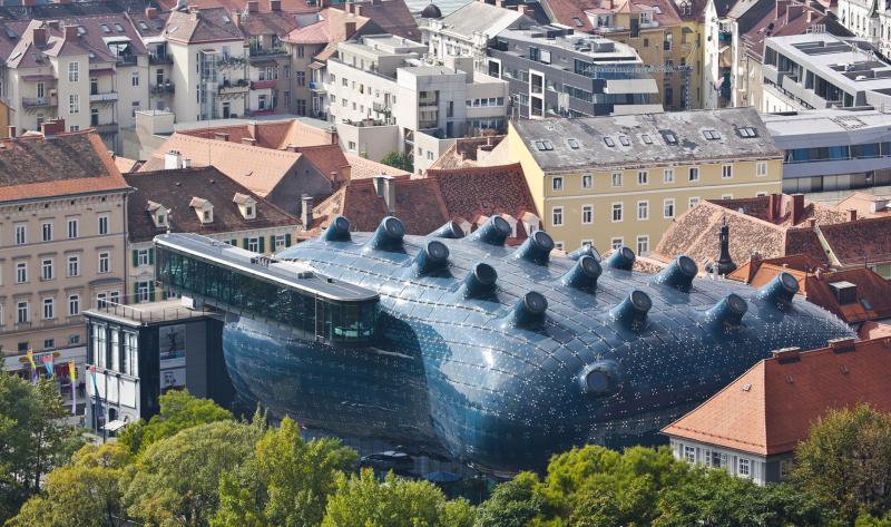 Kunsthaus Graz, 2003,  Blick vom Schloßberg, Architekten: Peter Cook und Colin Fournier, Foto: Universalmuseum Joanneum / Christian Plach