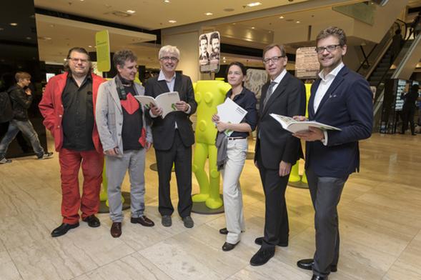 v.l.n.r.: Fidel Peugot und Karl Emilio Pircher (Walking-Chair Design Studio GmbH), Peter Pakesch, Kuratorin Bettina Habsburg-Lothringen, Christian Buchmann, Martin Wäg; Foto: UMJ / N. Lackner