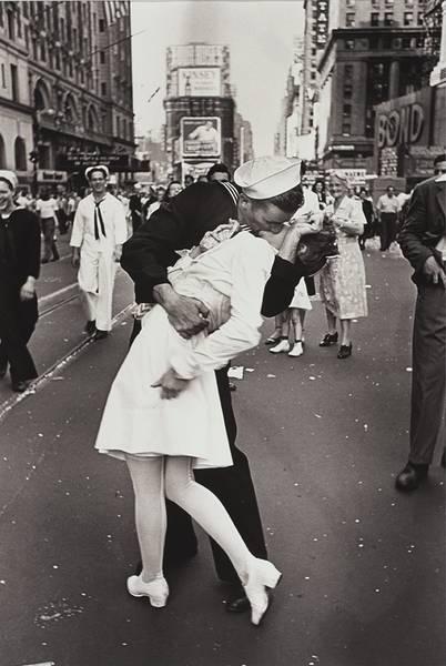 ALFRED EISENSTAEDT (1898–1995) ‘V. J. Day Kiss’, Times Square, New York 1945 Silbergelatine-Abzug, geprintet 1988 44,5 x 30,5 cm. Ergebnis: 24.000 Euro © WestLicht Auction