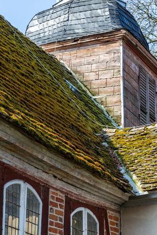 R. Rossner, Deutsche Stiftung Denkmalschutz Breesen Turm Detail Der Turm der Dorfkirche von Breesen neigt sich gefährlich und hat die Verbindung zum Kirchendach verloren