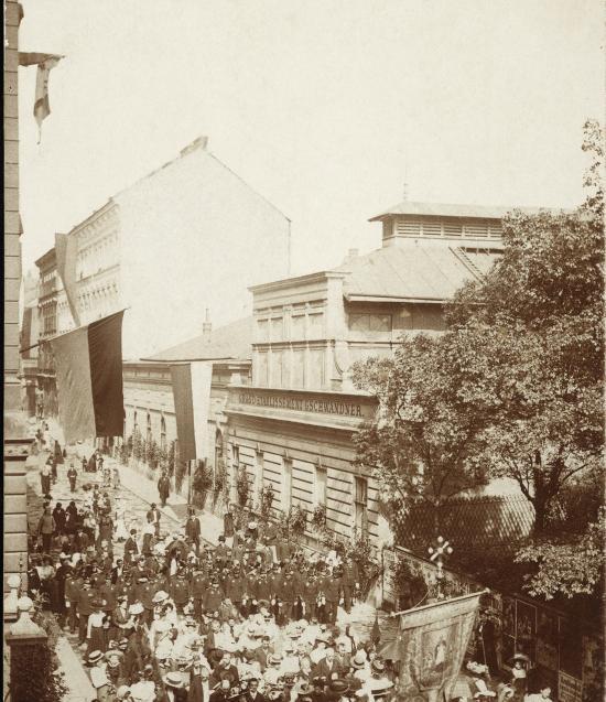 Fronleichnamsprozession in der Geblergasse vor 1918 © Familienarchiv Ulrike Stadler