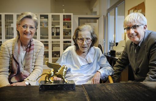 Übergabe des Goldenen Löwen an Maria Lassnig Im Rahmen der 55. Biennale von Venedig wurde Maria Lassnig mit dem Goldenen Löwen für ihr Lebenswerk geehrt. Aufgrund ihres Gesundheitszustandes war es Maria Lassnig leider nicht möglich, nach Venedig zu reisen.   Foto: Julian Scharpf/HBF