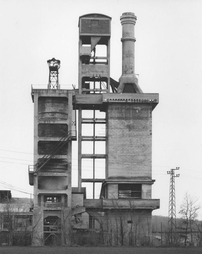 Bernd und Hilla Becher  Industriebauten | 10 Vintages 1968  10 Gelatinesilberabzüge in der Originalschachtel  Schätzpreis: 15.000 – 18.000 Euro