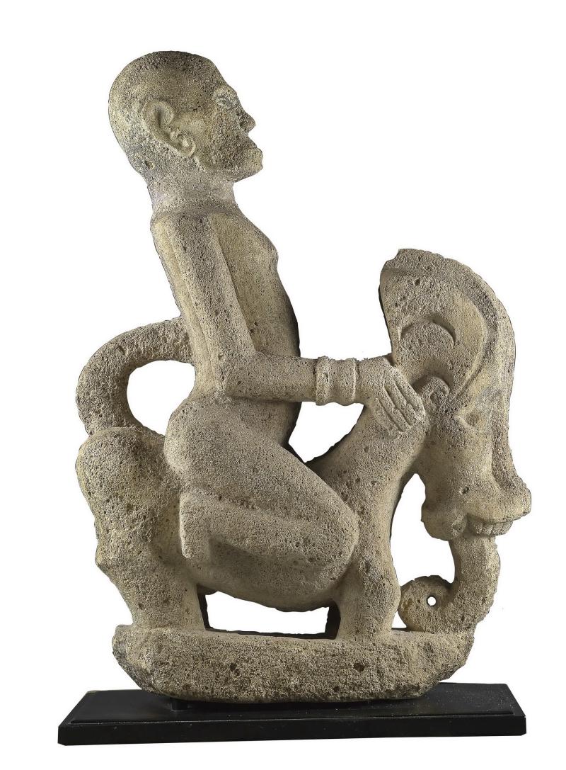 Lot Nr. 3 Sumatra, Steinskulptur, Reiterfigur der Batak, auf mythischem Reittier "Singa" Schätzwert € 60.000 - 80.000 Sammlung Clemencic