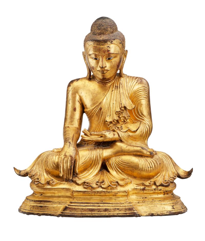 Abb. 91035: Großer sitzender Buddha Shakyamuni, Myanmar, Mandalay 18./19. Jh. Bronze über Rotlack vergoldet. H. 90, B. 82 cm. Limit 45.000 €.