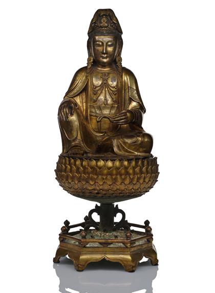 Große feuervergoldete Bronze des Guanyin auf einem Lotos, China, Ming-Dynastie  H. 86 cm  Aus einer alten bayerischen Privatsammlung bei Ludwig Bretschneider in den 1960er Jahren erworben