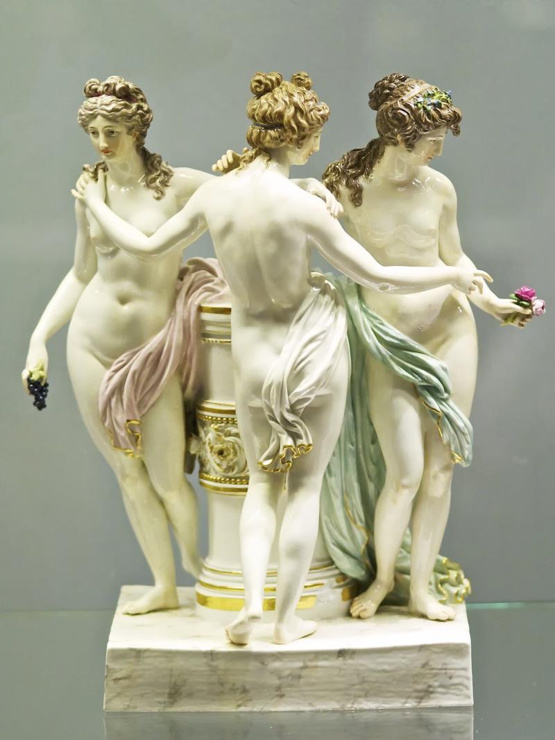 Die drei Grazien, Entwurf Johann Gottfried Jüchzer, Meissen, um 1850, Höhe: 45 cm. Foto: ContempArt