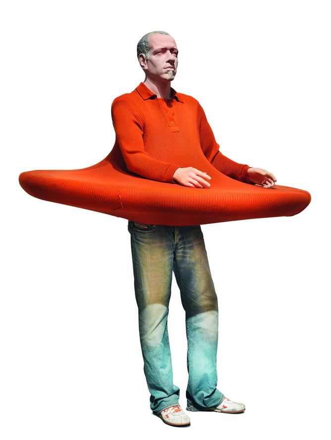 Erwin Wurm (geb. 1954) The artist who swallowed the world when it was still a disc, 2006, Kunstharz, Textil, 190 x 140 x 140 cm Schätzwert € 60.000 - 80.000 Auktion 27. November 2013