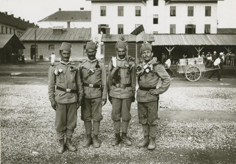 Graz, Ostbahnhof, Einrücken der Bosniaken, 1914,  Dr. Fritz (Friedrich) Kunzelmann,  Inv.-Nr. PL032135 (Multimediale Sammlungen / UMJ)