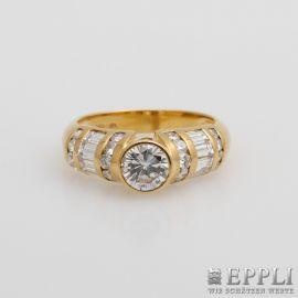 DAMENRING  besetzt mit Diam.- Brillanten u. Diam.- Baguettes zus. ca. 1,5 cts (Mittelstein ca. 0,80 ct).  Aufrufnummer: 131 Aufrufpreis: 2.880 Euro