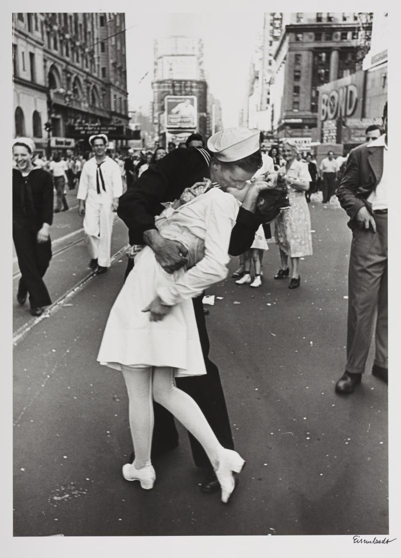 Lot 74: Alfred Eisenstaedt, "V-J Day Kiss" Startpreis: EUR 9.000 Schätzpreis: EUR 16.000 - 18.000