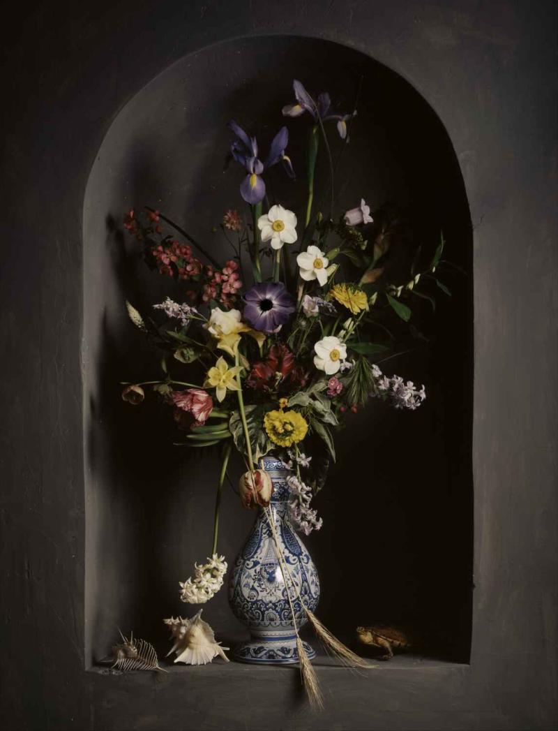 Guido Mocafico, Bouquet de fleurs dans une niche Read more at http:/www.parisphoto.com/paris/exhibitors/bernheimer-fine-art-photography#DDhOG3vjeCDK1vzM.99 (c) www.bernheimer.com