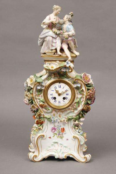 Prunkuhr, Porzellan, Meissen, 2. H. 19. Jhdt., H 53cm, Limit € 1.800,-